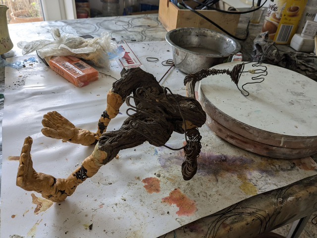 Sculpture amoureux romantique sur bois de cep de vigne