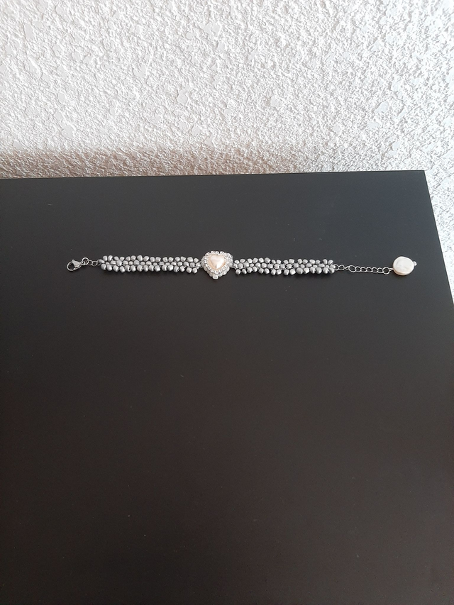 Bracelet cœur argenté nacre en  perles rocaille argentées et strass , acier inoxydable		