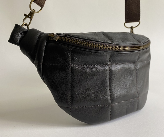 Sac banane en cuir matelassé marron foncé 