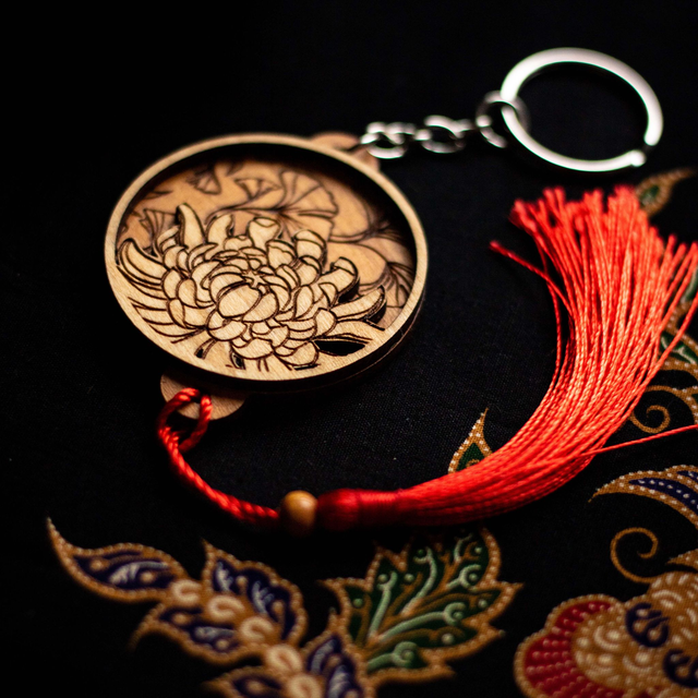 Porte-clés en bois gravé - Chrysanthème et ginkgo
