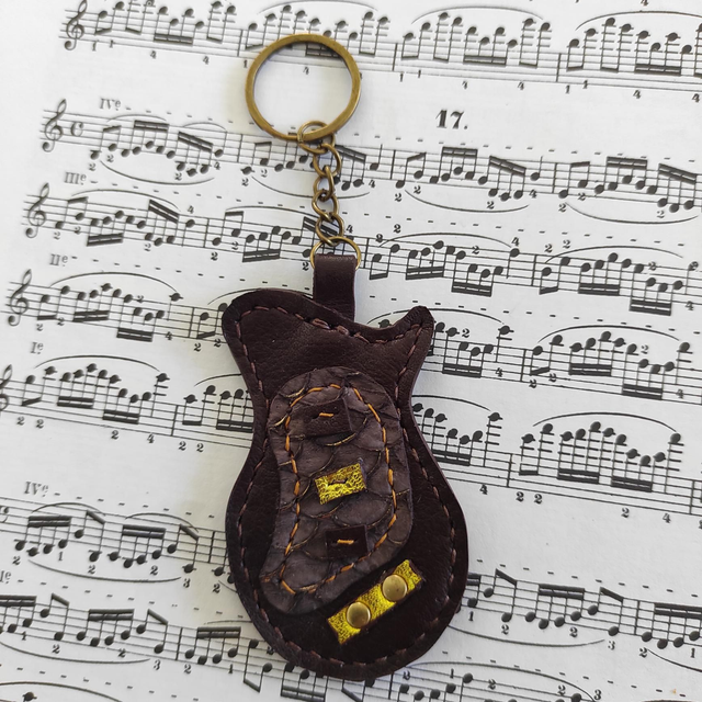 Porte clés guitare en cuir 