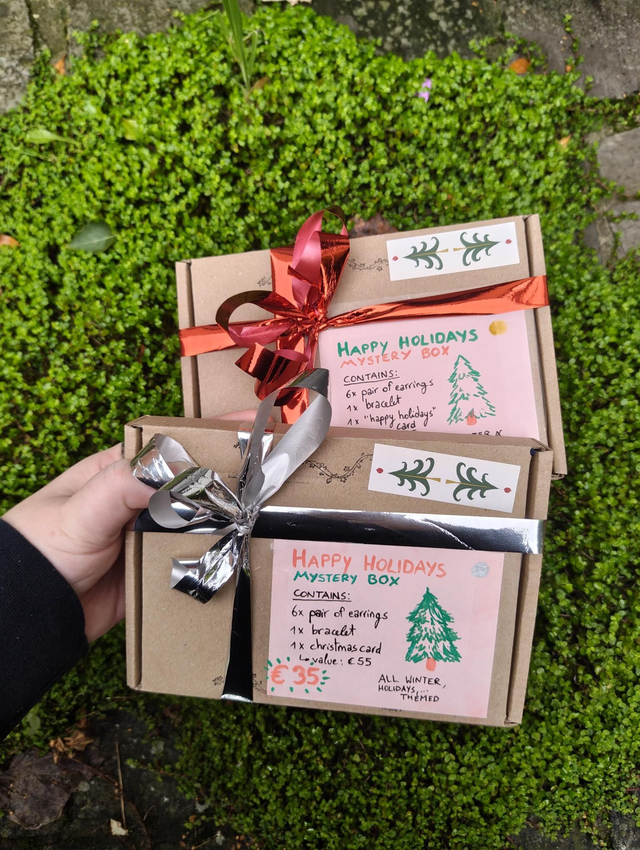 happy holidays 🌲 mystery box