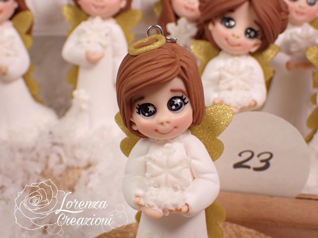 Angioletto del Natale 2025 n°23  con fiocco di neve, modellato e dipinto a mano. Pezzo unico, da collezione, firmato e numerato. Made in Italy, made in Treviso, Lorenza Creazioni.
