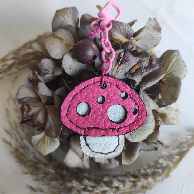 Porte clés champignon en cuir rose 