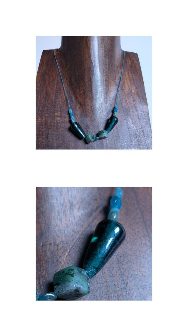 Collier Jade et verre bleu canard monté sur fil de lin réglable en pièce unique 