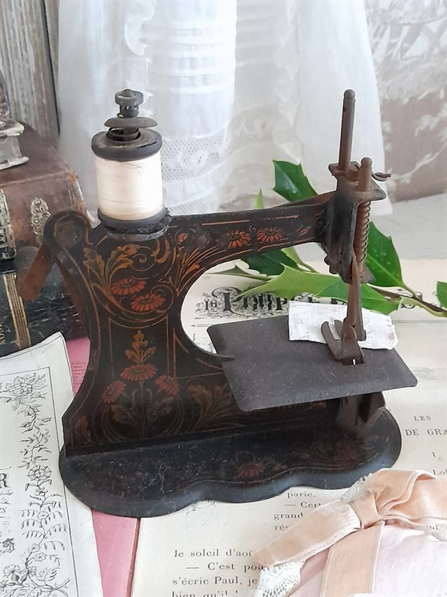 Machine à coudre jouet ancien