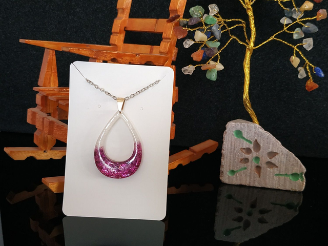 Collier goutte d'eau ouverte blanche pailletée