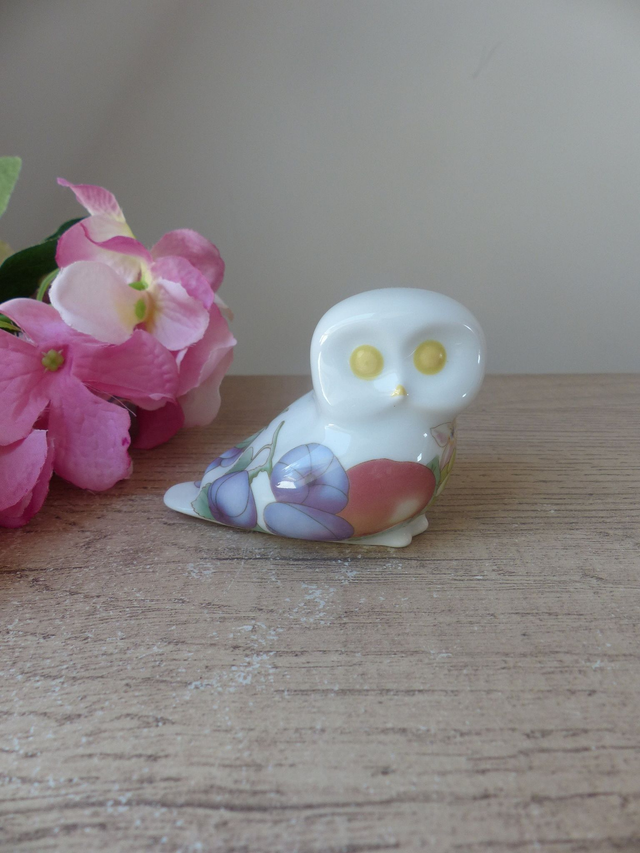 Figurine chouette en porcelaine blanche décor fruits - Miniature poétique pour collection ou décoration saisonnière - Cadeau nature oiseaux
