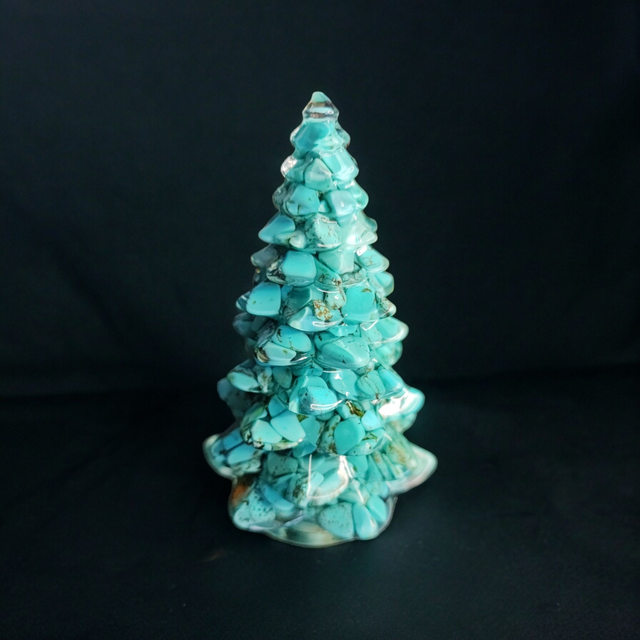 Sapin en résine et pierres