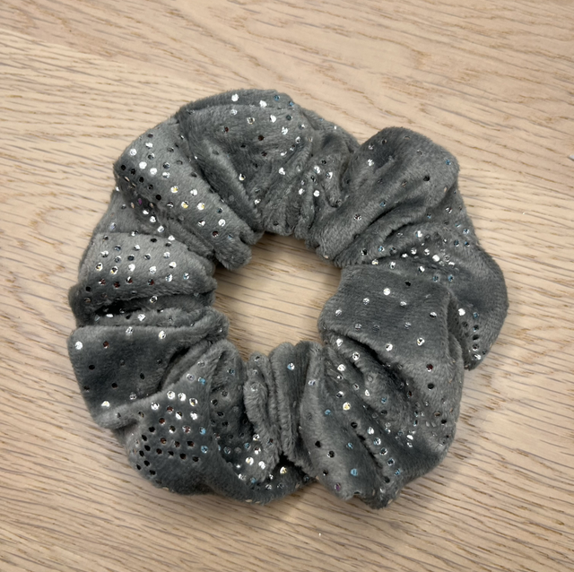 Tummanharmaa hiusdonitsi