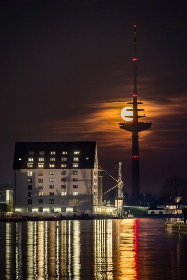Fernmeldeturm mit Vollmond