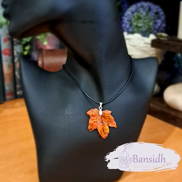 Collier feuille automnale