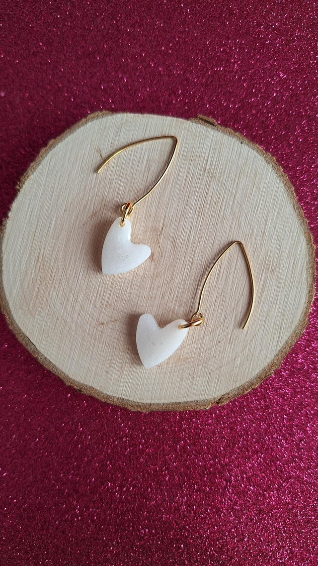 Boucles d'oreilles dorées cœurs asymétriques blancs