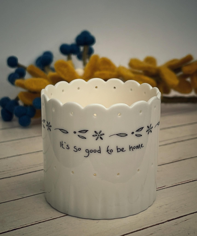 Porcelain tealight holder, scalloped rim