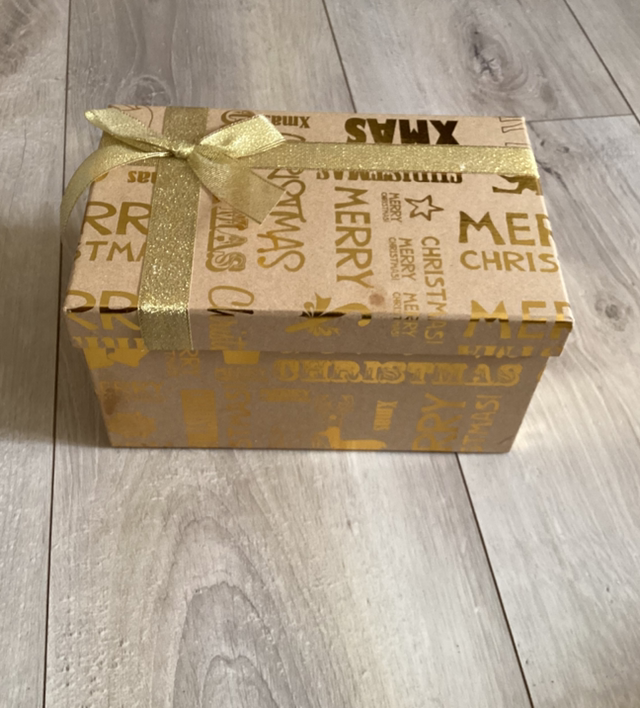 Grand Coffret de noël doré occasion 1 tache sur le dessus, et écratiné en dessous 