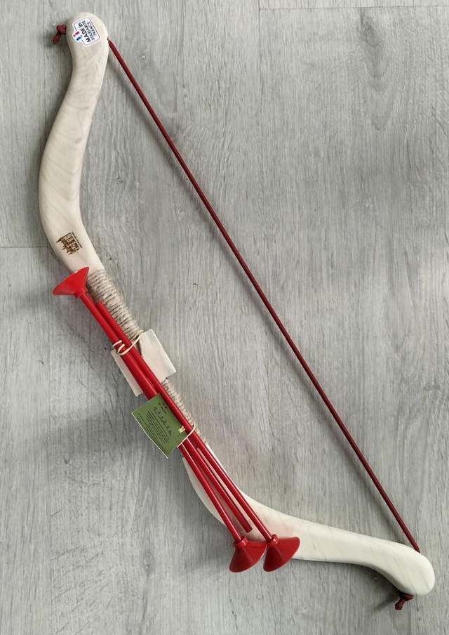 Arc en bois avec 2 flèches