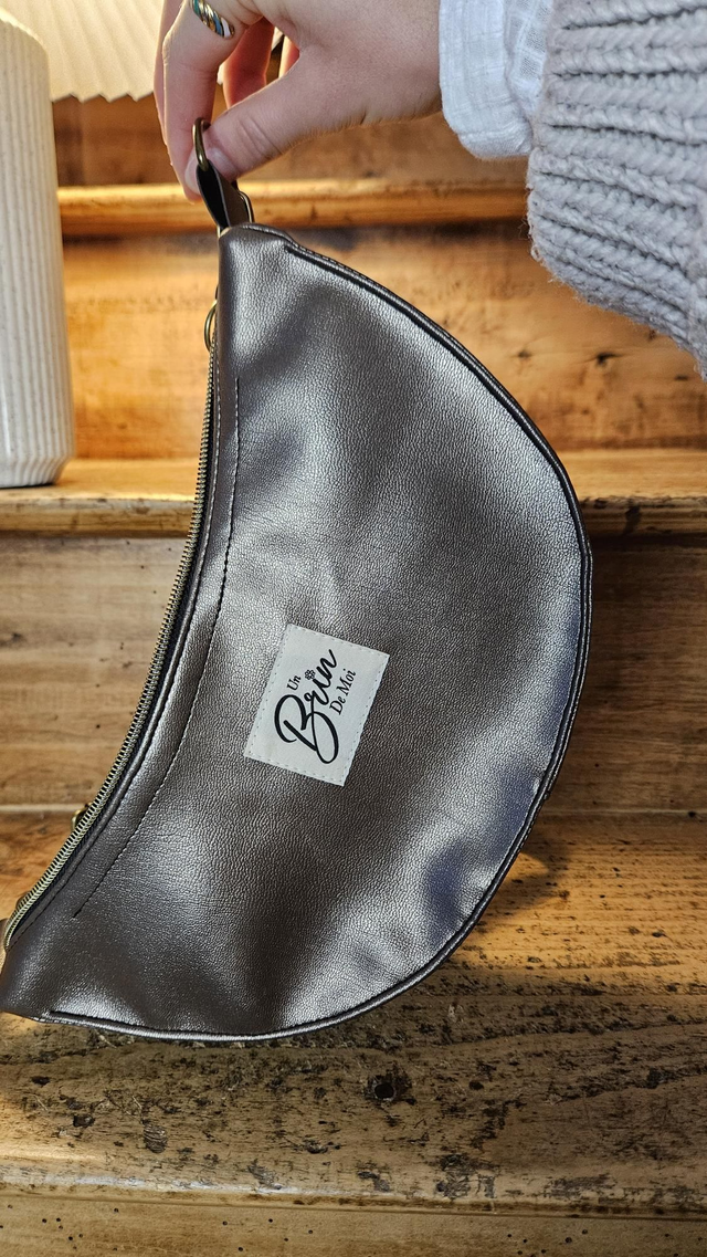 Sac demi-lune en simili cuir cuivré