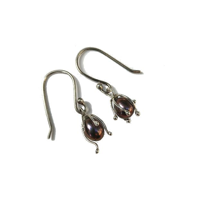Zilveren oorbellen met zwarte zoetwaterparel
