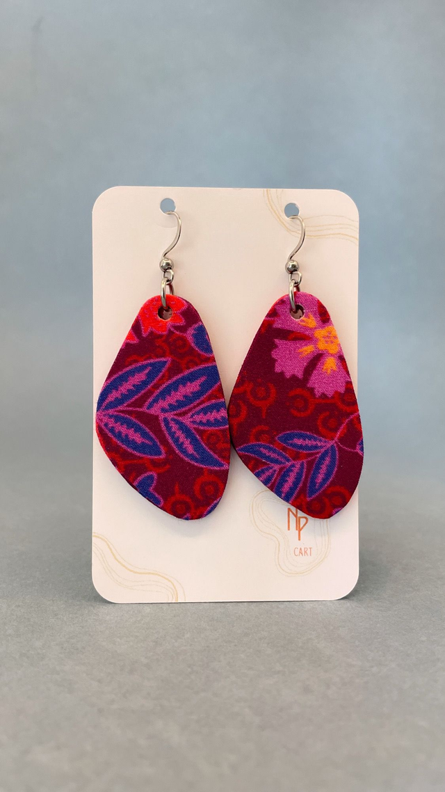 Boucles d'oreilles carton et tissu forme triangle, collection " indie rouge " - fond rouge et motifs fleuris tons bleu et rose 