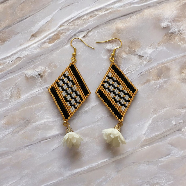 Boucles d'oreilles losanges noir, blanc et or