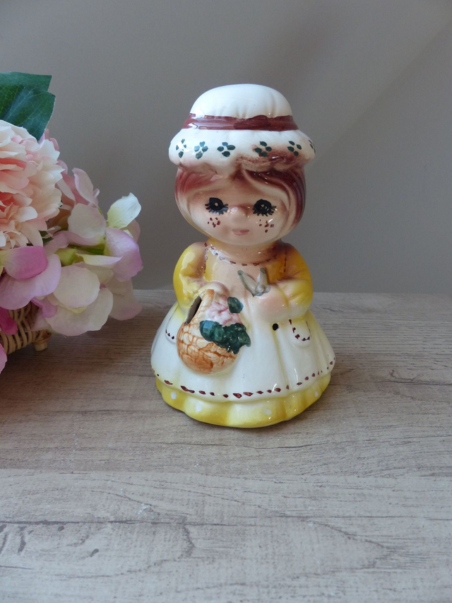 Dévidoir à ficelle vintage en céramique – Grand-mère au chapeau – Déco originale pour cuisine ou bureau – support pour ficelle et ciseaux