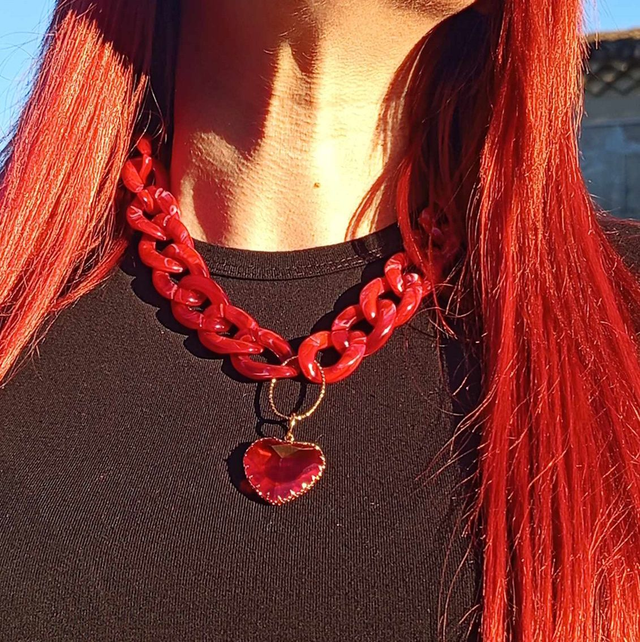 Collier en grosses mailles en acrylique Maanik coeur rouge