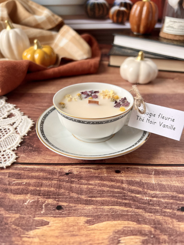 🍁 Bougie Thé noir vanille - tasse à café &quot;frise arabesques noires&quot; avec sous-tasse