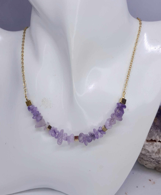 Collier chips d&#039;améthyste 42cm réglable.