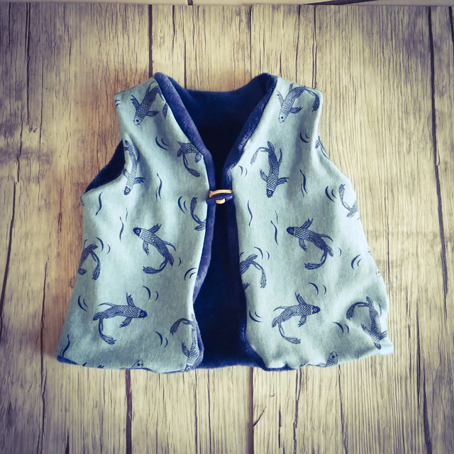 E*.  12/18 mois    Gilet réversible "carpe koï" bleu