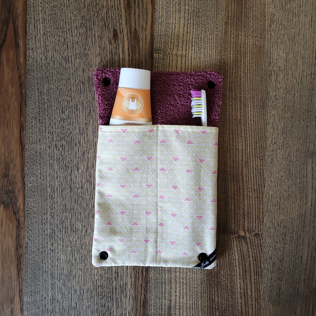 Etui brosse à dents triangles jaune et rose