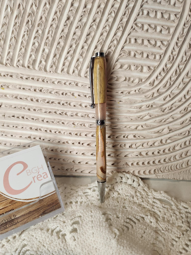 Stylo bois chêne et résine ton rose