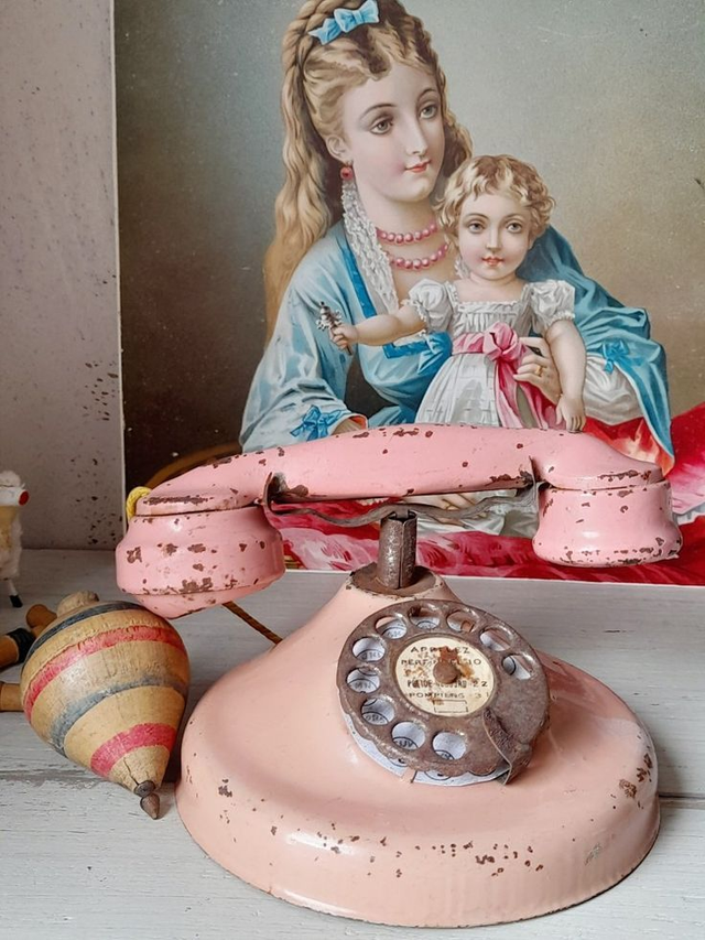 Téléphone jouet ancien en tôle peinte