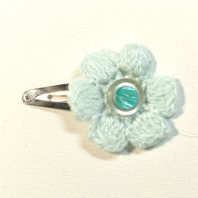 Barrette fleur simple bleu pale crochet bouton nacré turquoise clic clac