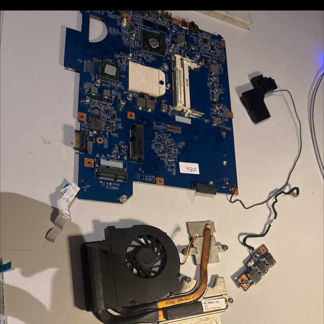 1144-Laptop Mainboard Ersatzteil-Set / Bastler-Konvolut mit CPU-Lüfter, Kühler & Lautsprecher