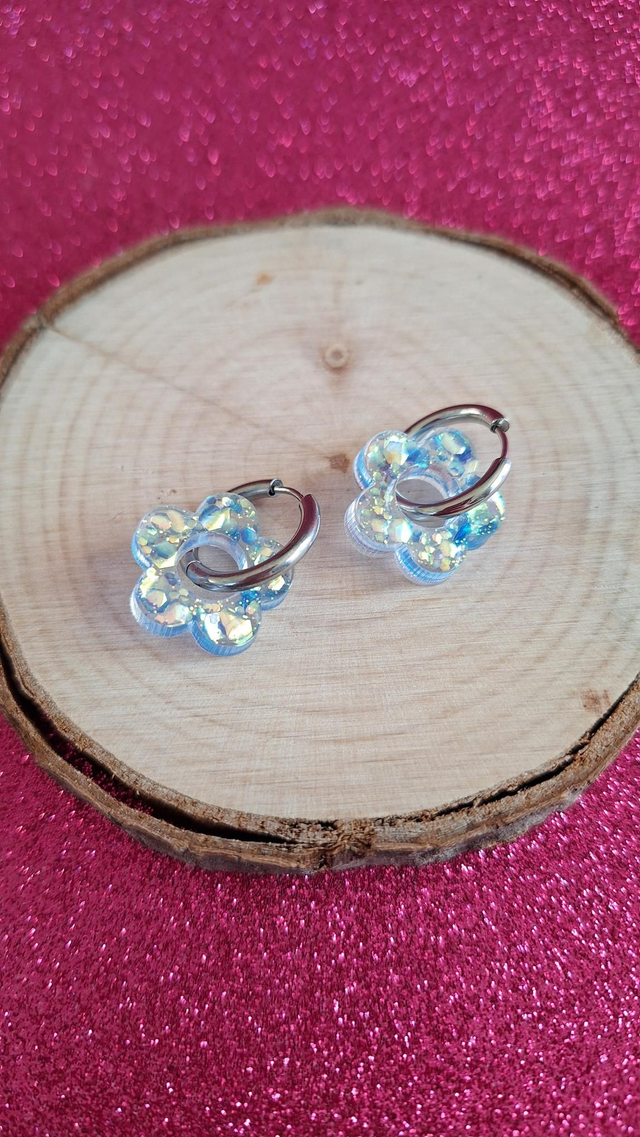 Créoles argentées fleurs paillettes bleues holographiques 