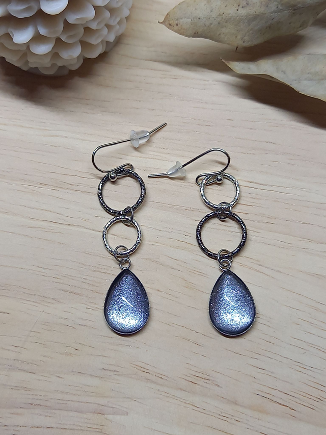 Boucles d&#039;oreilles asymétriques - cabochon goutte bleu clair /  cercles métal texturés / argenté 