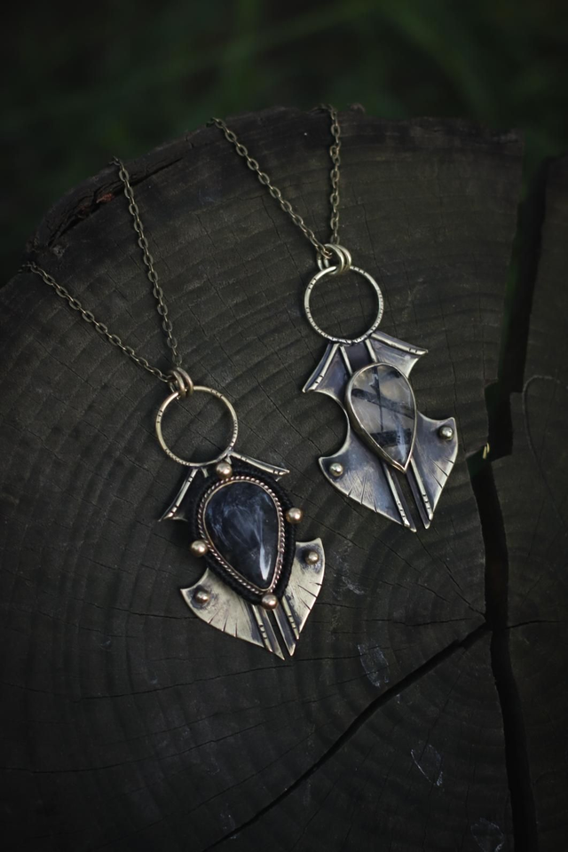 Tribal vibes - Talisman quartz inclusions tourmaline 