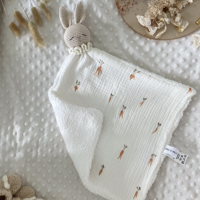 Eliott, lapin tête écru carotte 