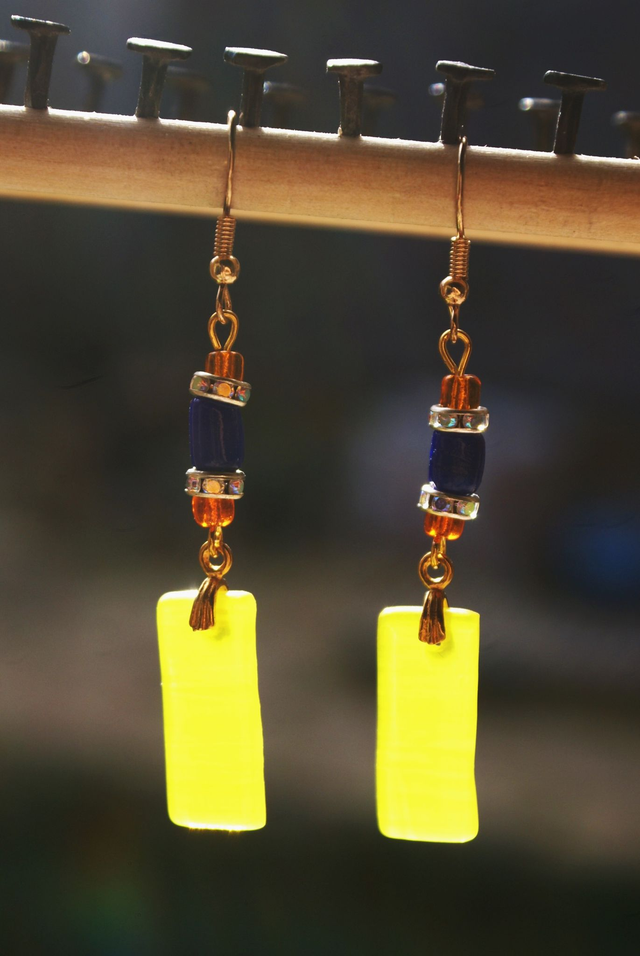 Boucles d&#039;oreilles en verre jaune citron.
