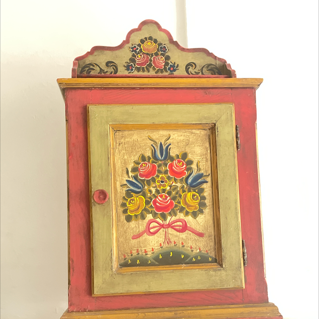 Kleiner Schrank mit Blumenstrauß 