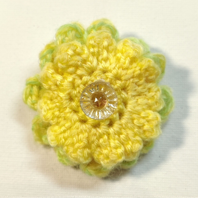 Barrette plate double fleur jaune et vert et bouton transparent
