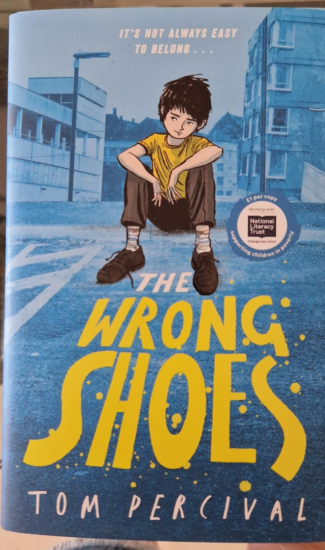 (AGE 9+) The Wrong Shoes 9+ - Tom Percival (hardback)