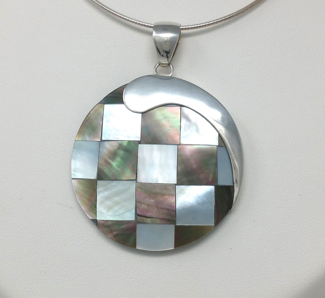 PENDENTIF ROND DE NACRE GRISE ET BLANCHE CERTI D'ARGENT MASSIF - VENDU SANS CHAINE - 4425