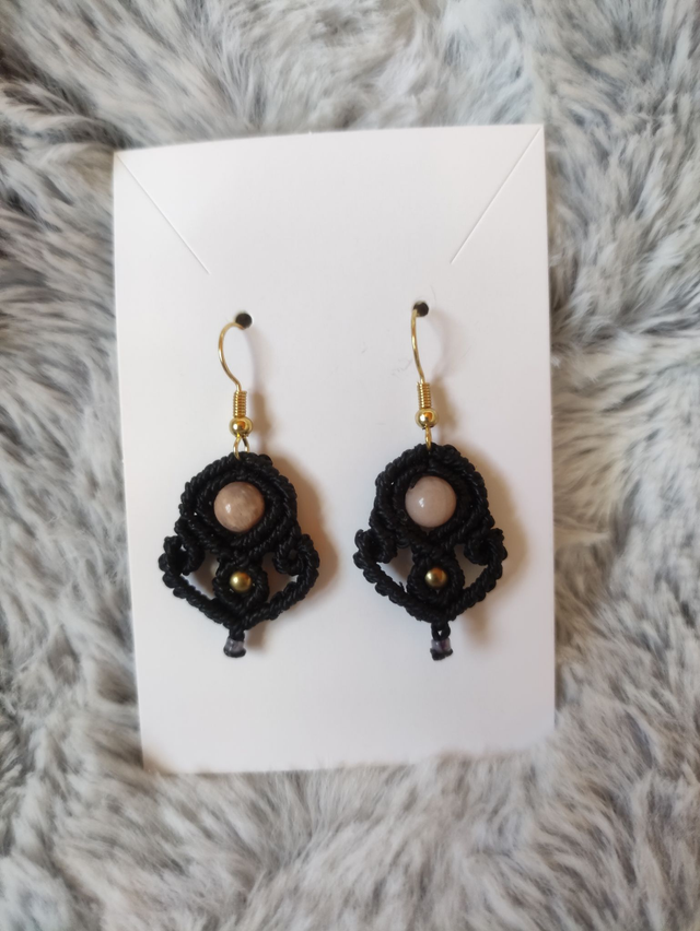 Boucles d&#039;oreilles noires avec pierre de soleil