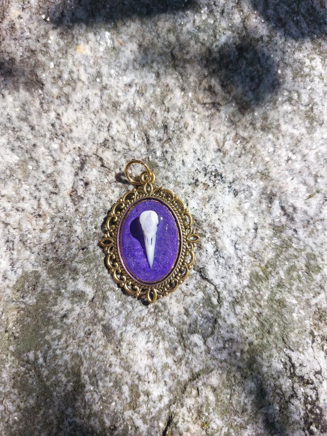 Pendentif corbeau violet