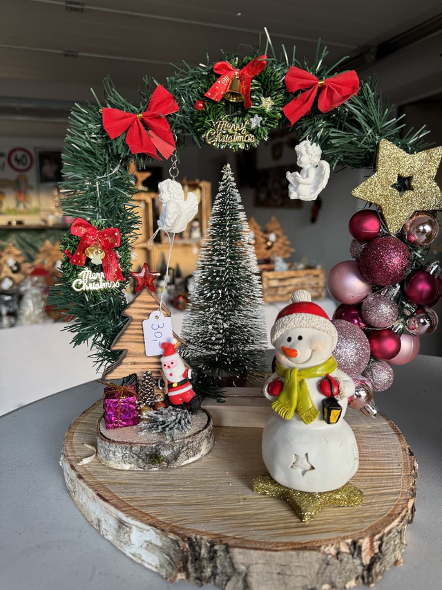 Holzplatte dekoriert mit Bogen