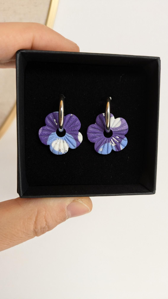 Boucles d'oreilles en pâte polymère - fleurs violettes