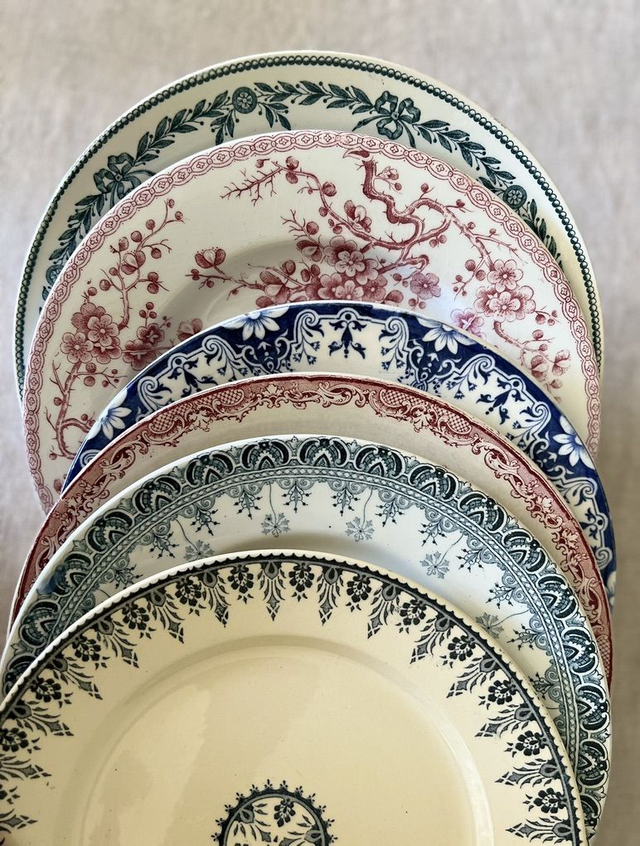 ROUEN - Suite de 6 assiettes plates dépareillées - Terre de Fer