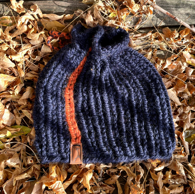 Donkerblauwe muts met oranje streep