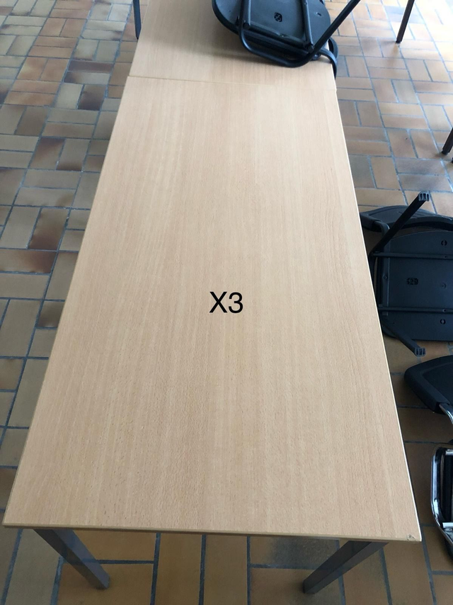 Table couleur bois clair